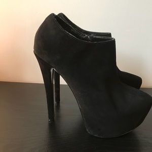 Steve Madden Black Suede Material Booties
